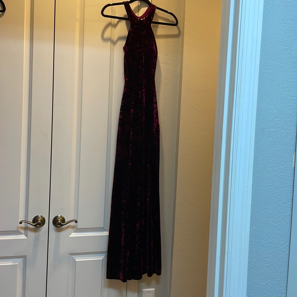 Morgan & Co. Burgundy crushed velvet w/straps bckless flr length gown, size 5/6.